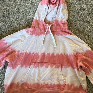 Gap women’s hoodie! Short but not super cropped style ! Tie dye!! Peachy tones!